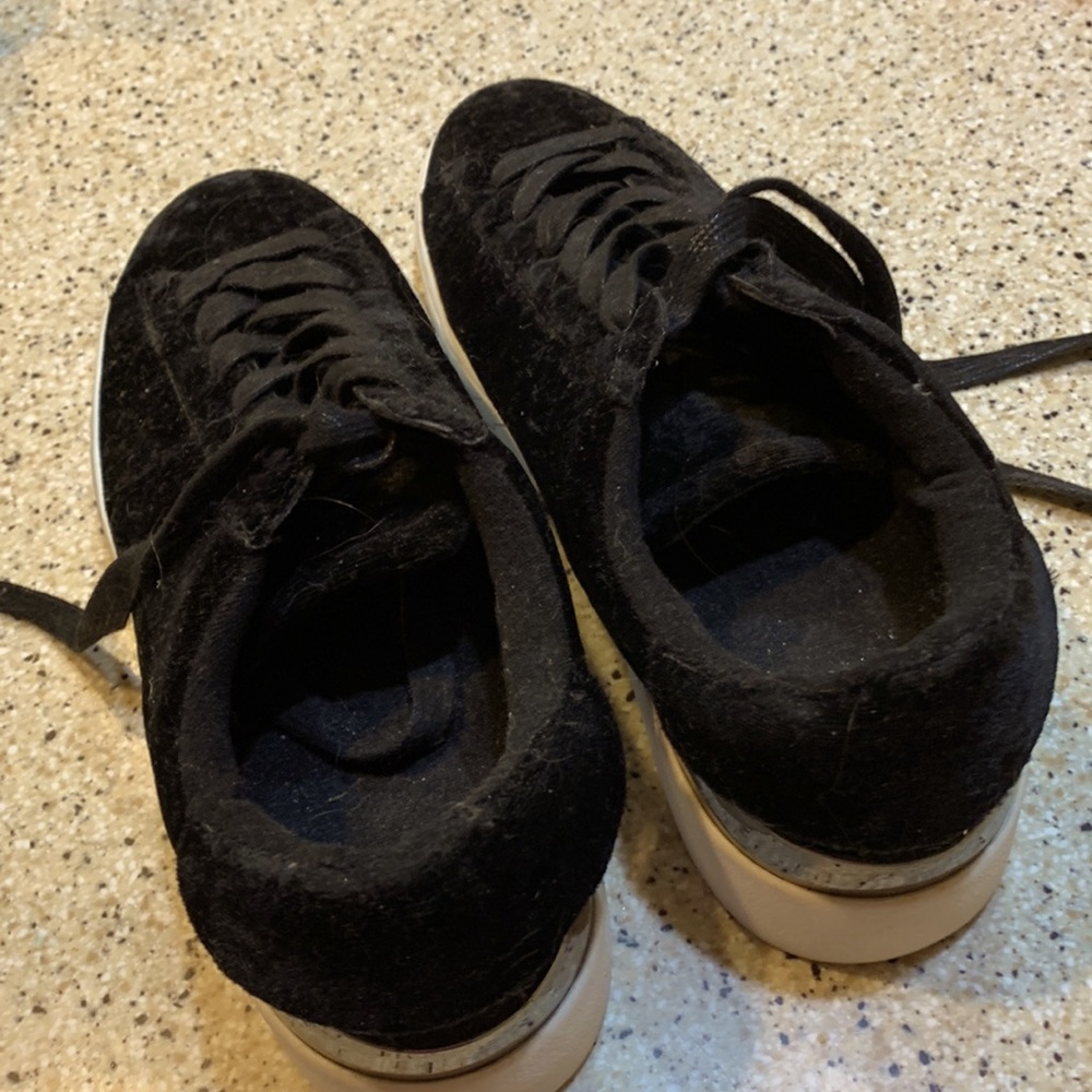 Nine West sueded material with silver band on back really comfortable you are 😀